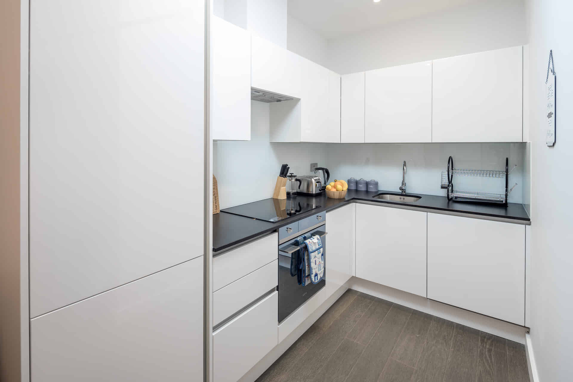 1 Bedroom Apartment - Bathroom?w=400&h=260&fit=crop&q=40&auto=format&trim=auto