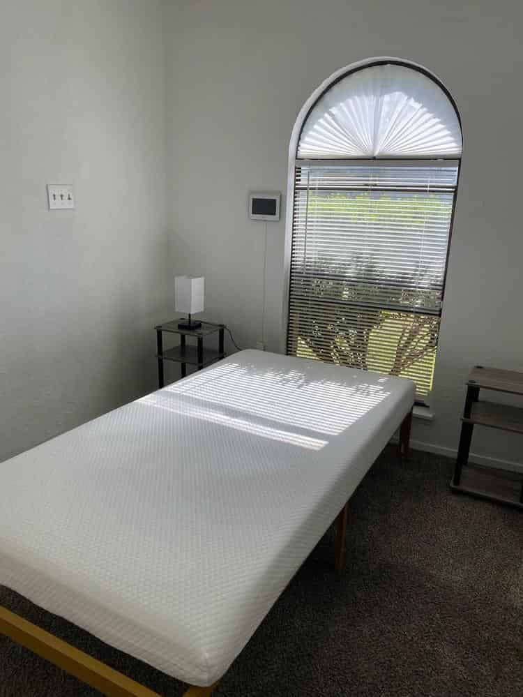 Bedroom?w=400&h=260&fit=crop&q=40&auto=format&trim=auto