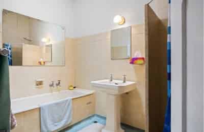 Room 5 - Bathroom?w=400&h=260&fit=crop&q=40&auto=format&trim=auto