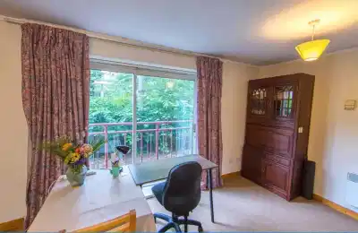 Common Area?w=400&h=260&fit=crop&q=40&auto=format&trim=auto