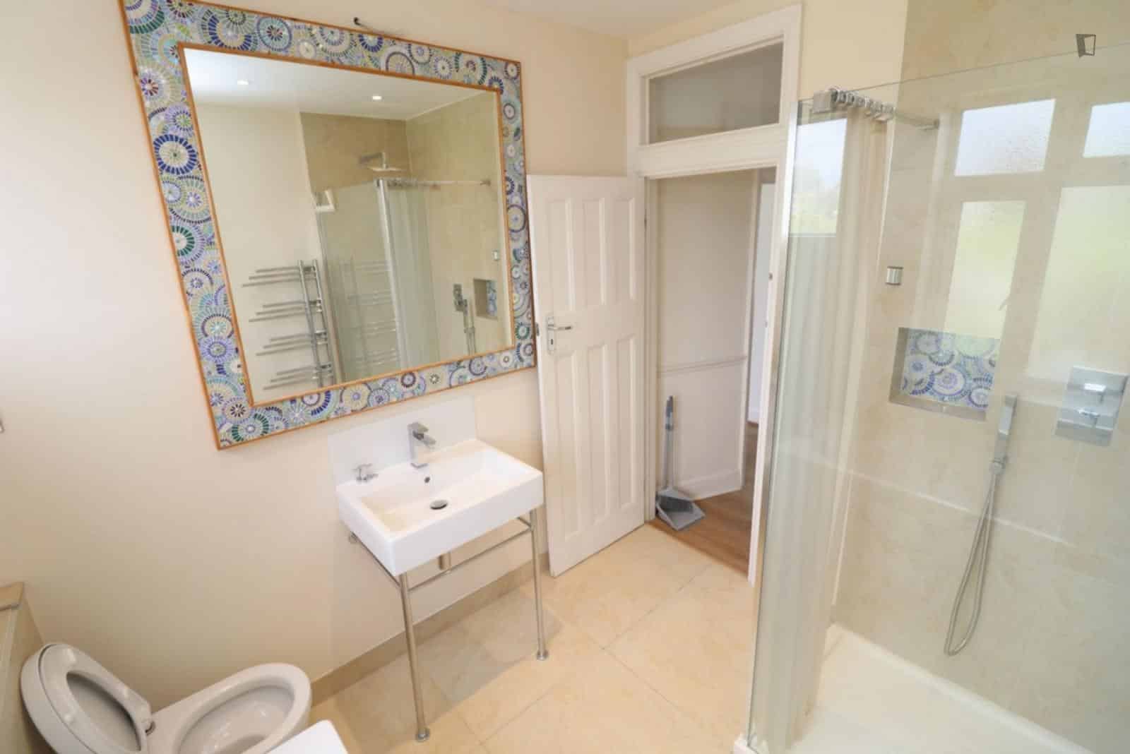 Room in a 5 Bedroom Apartment, The Ride, Brentford, TW8 9LA - London, England, United Kingdom - Bedroom 1  - Bathroom