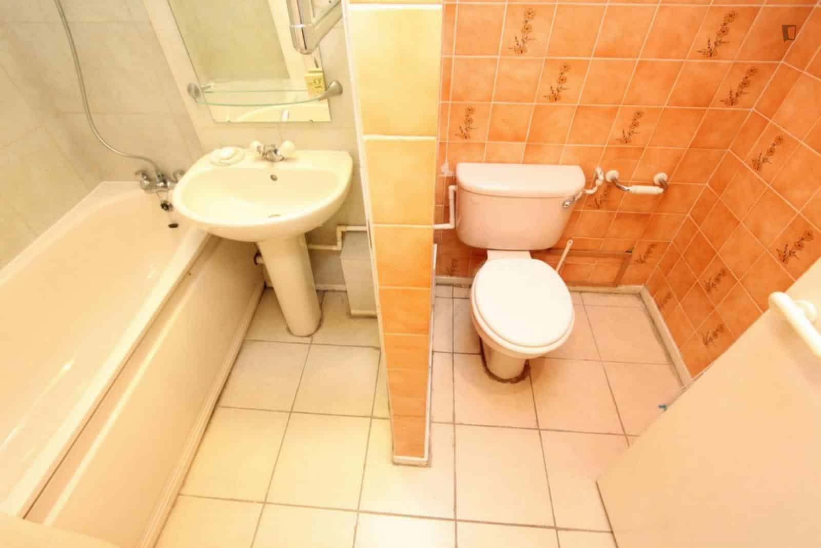 Room in a 3 Bedroom Apartment, Swiss Ter, London, NW6 4RR - London, England, United Kingdom - Bedroom 1  - Bathroom