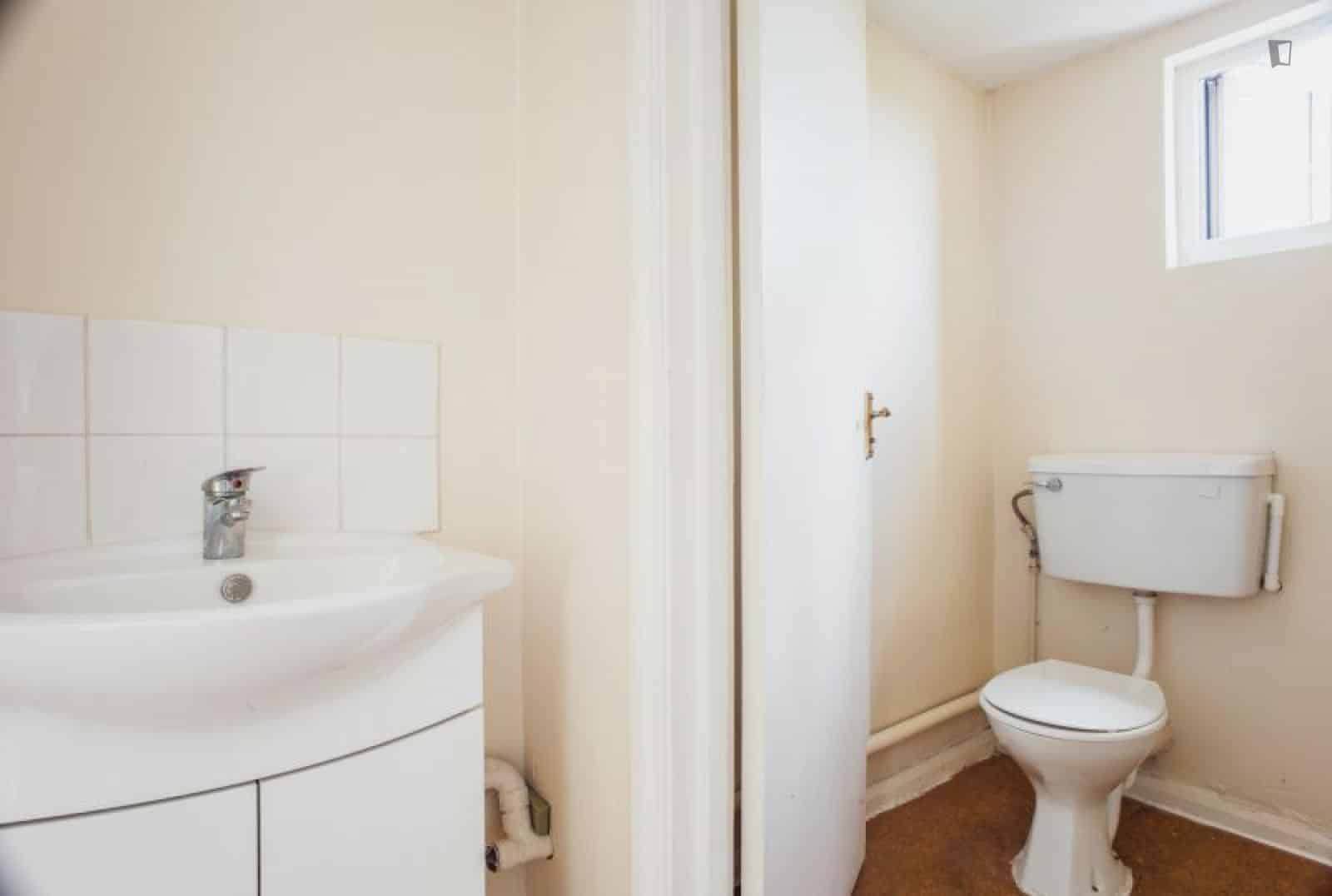 Room in a 9 Bedroom Apartment, Kilburn High Rd, London, NW6 7JN - London, England, United Kingdom - Bedroom 2 - Bathroom