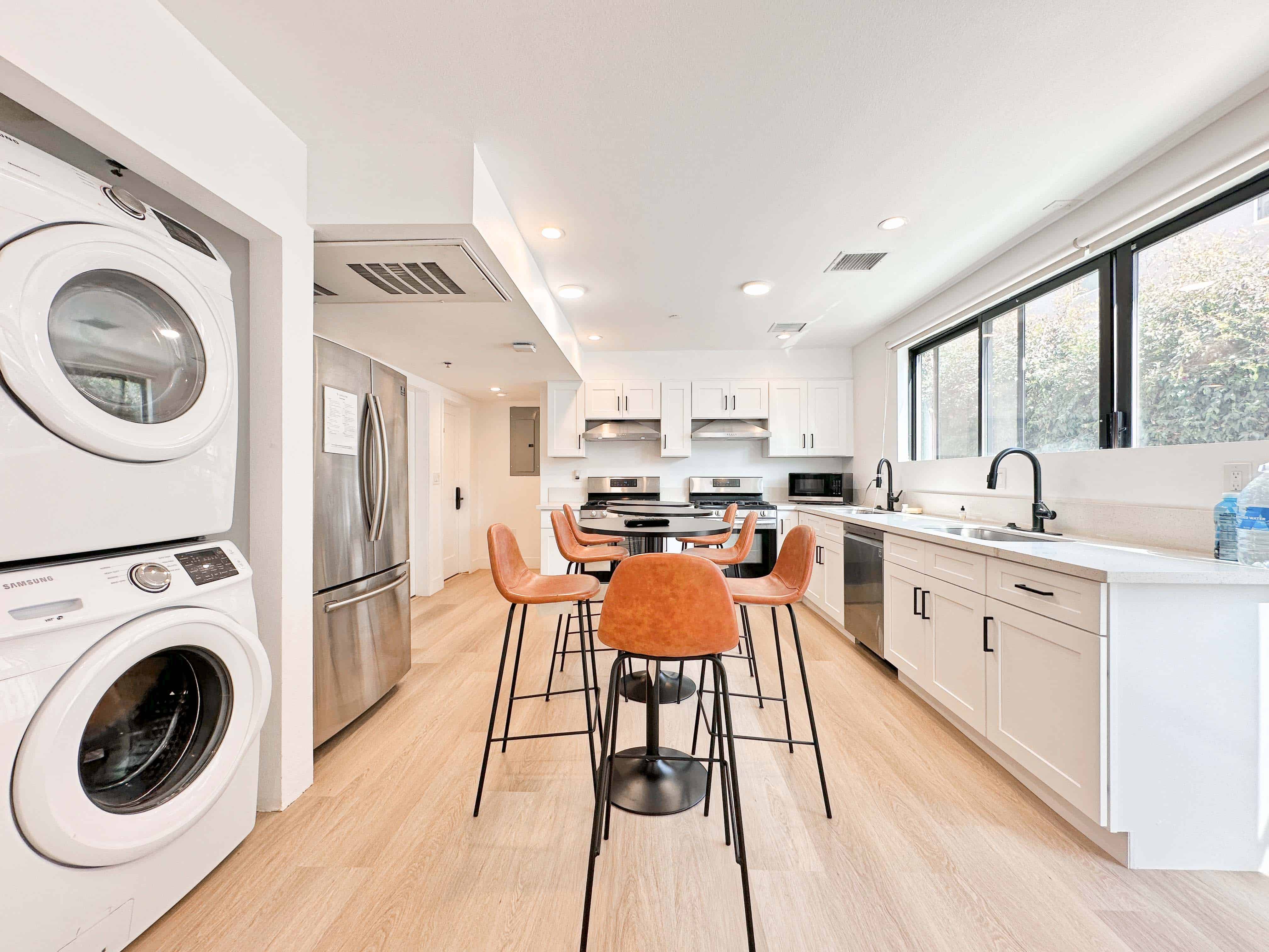 1351 W 37th St, Los Angeles - Los Angeles, California, United States - Amenities