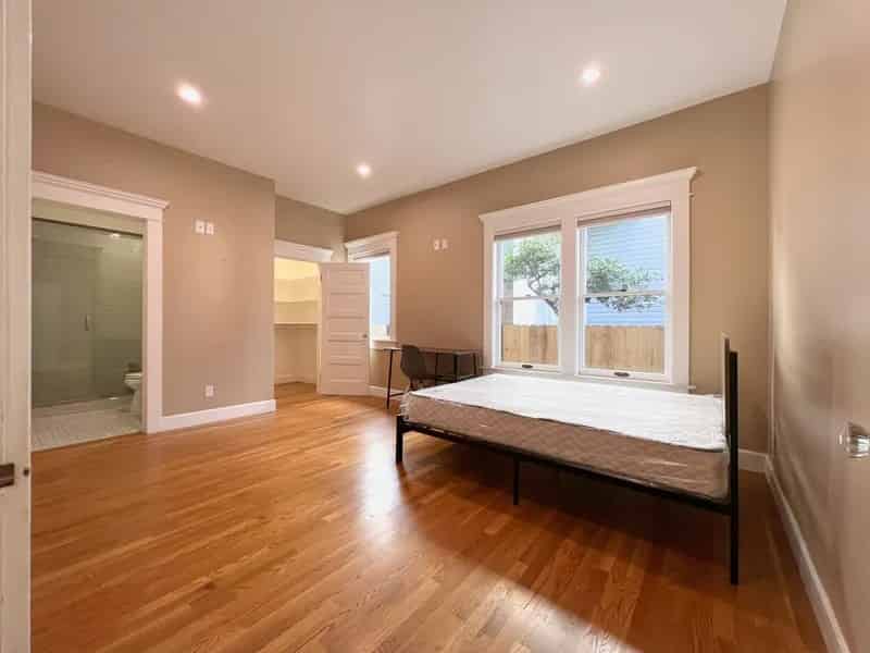 Exterior?w=400&h=260&fit=crop&q=40&auto=format&trim=auto