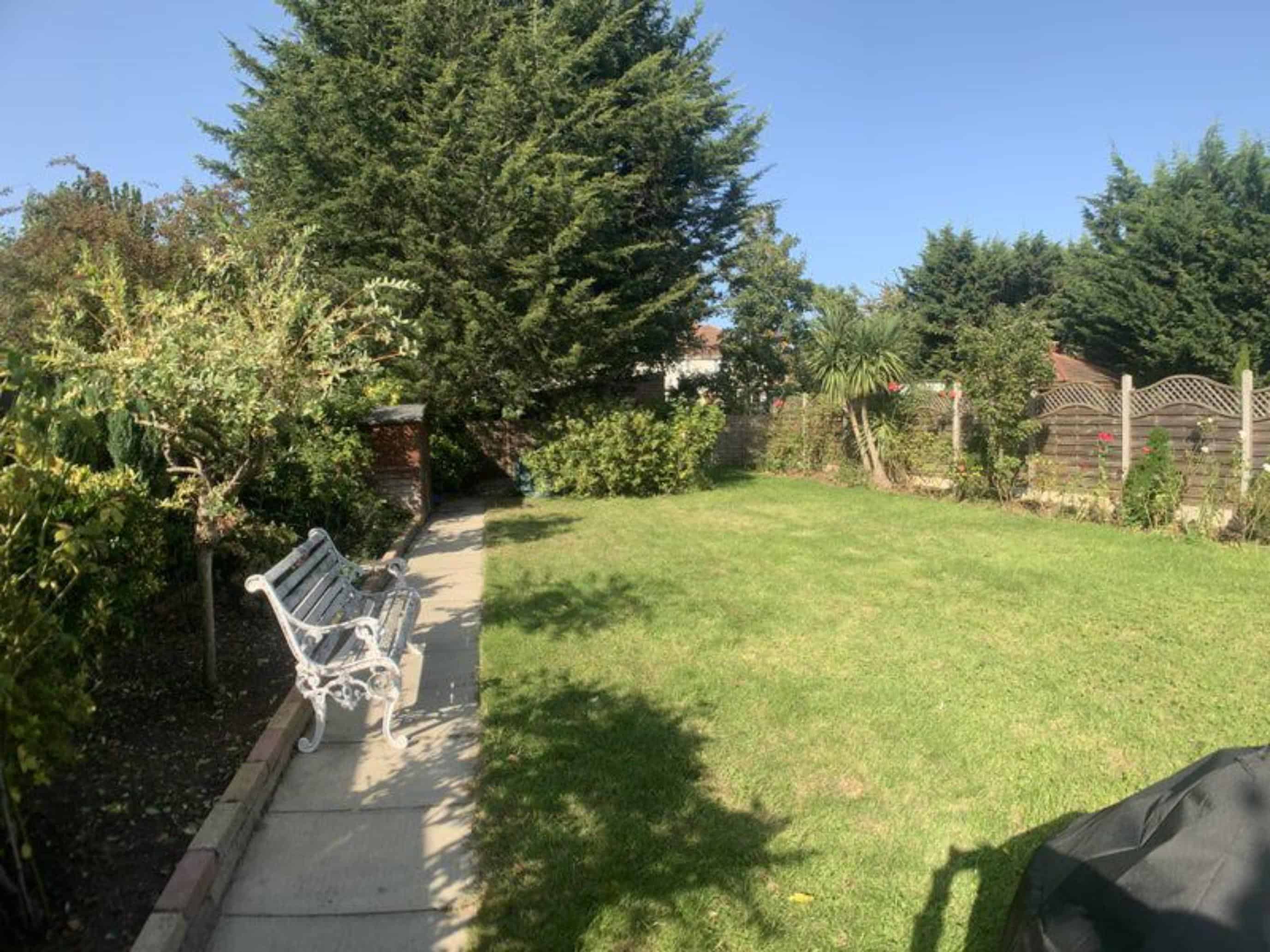 Room in a 5 Bedroom Apartment, Queens Walk, London, NW9 8ER - London, England, United Kingdom - Exterior