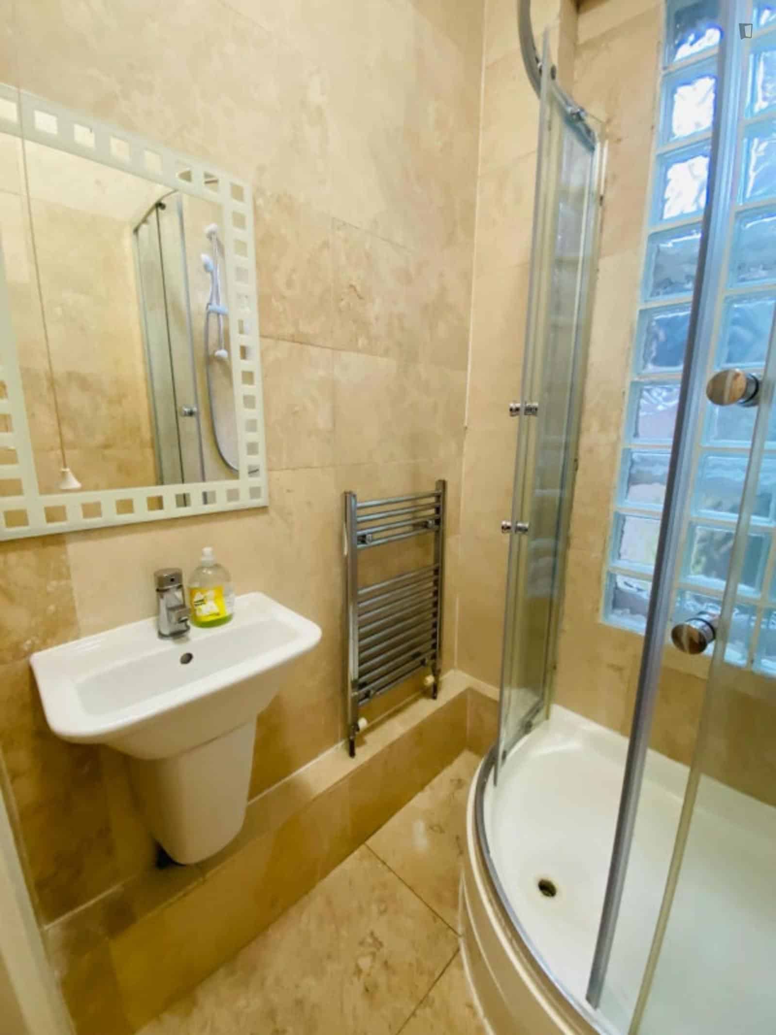 Room in a 2 Bedroom Apartment, Rutland Park, London, NW2 4RD - London, England, United Kingdom - Room 1 - Bathroom