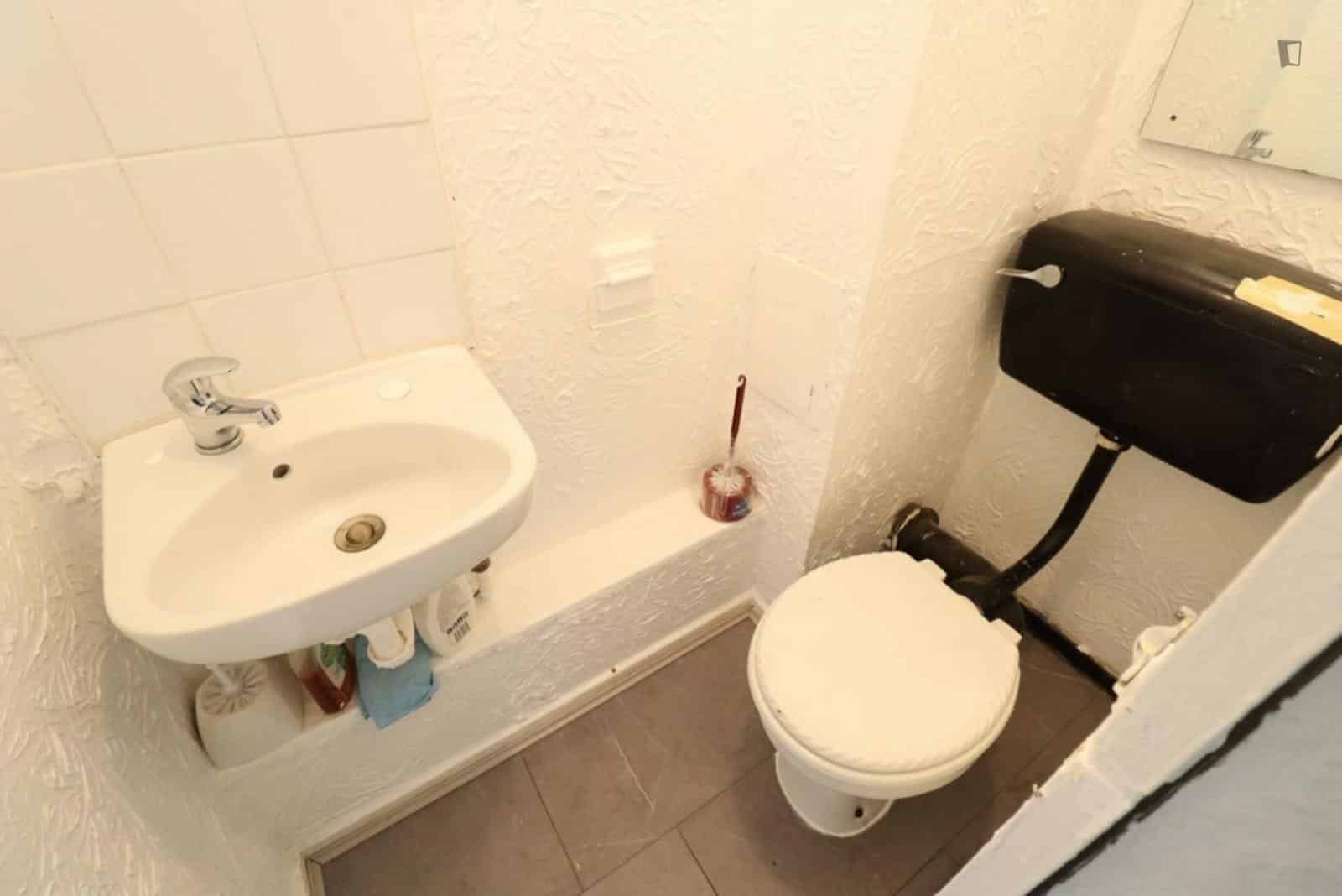 Room in a 5 Bedroom Apartment, Woodman Path, Ilford, IG6 3AU - London, England, United Kingdom - Bedroom 1  - Bathroom