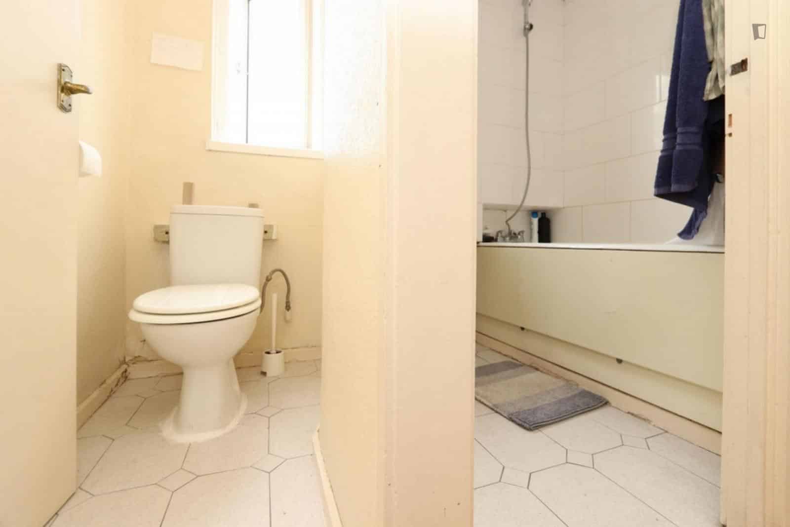 Room in a 5 Bedroom Apartment, Usk St, London, E2 0QE - London, England, United Kingdom - Bedroom 1  - Bathroom