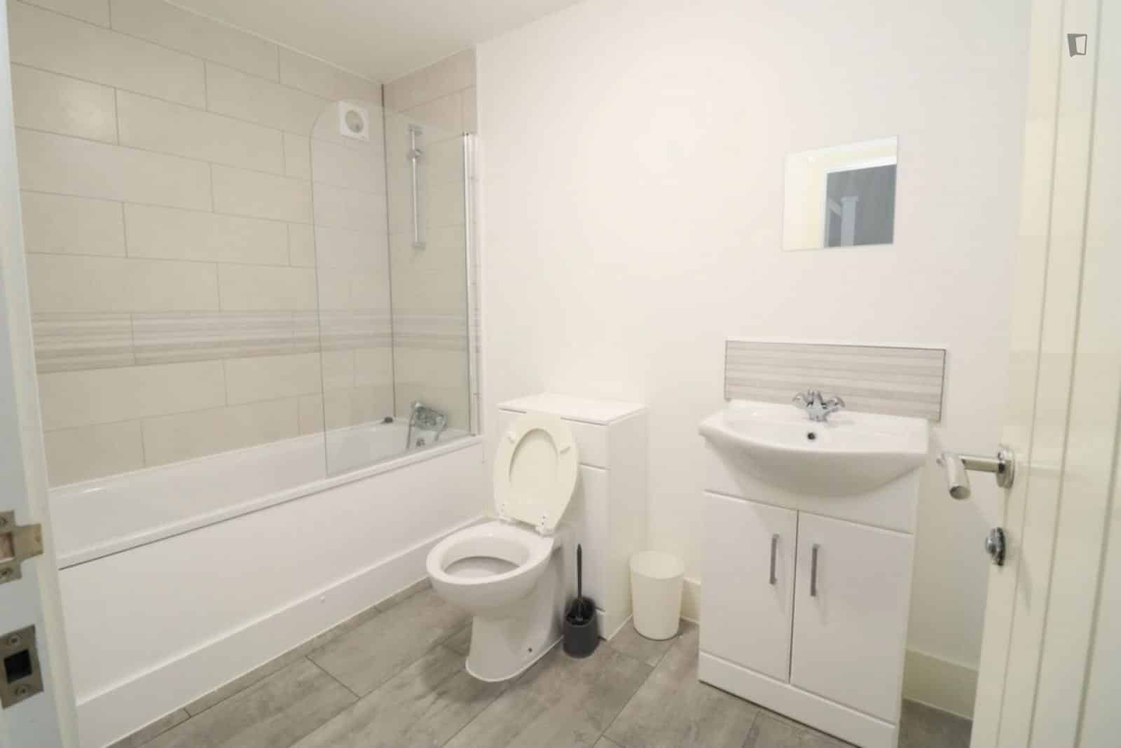 Room in a 5 Bedroom Apartment, Brookhill Cl, London, SE18 6UD - London, England, United Kingdom - Bedroom 1  - Bathroom