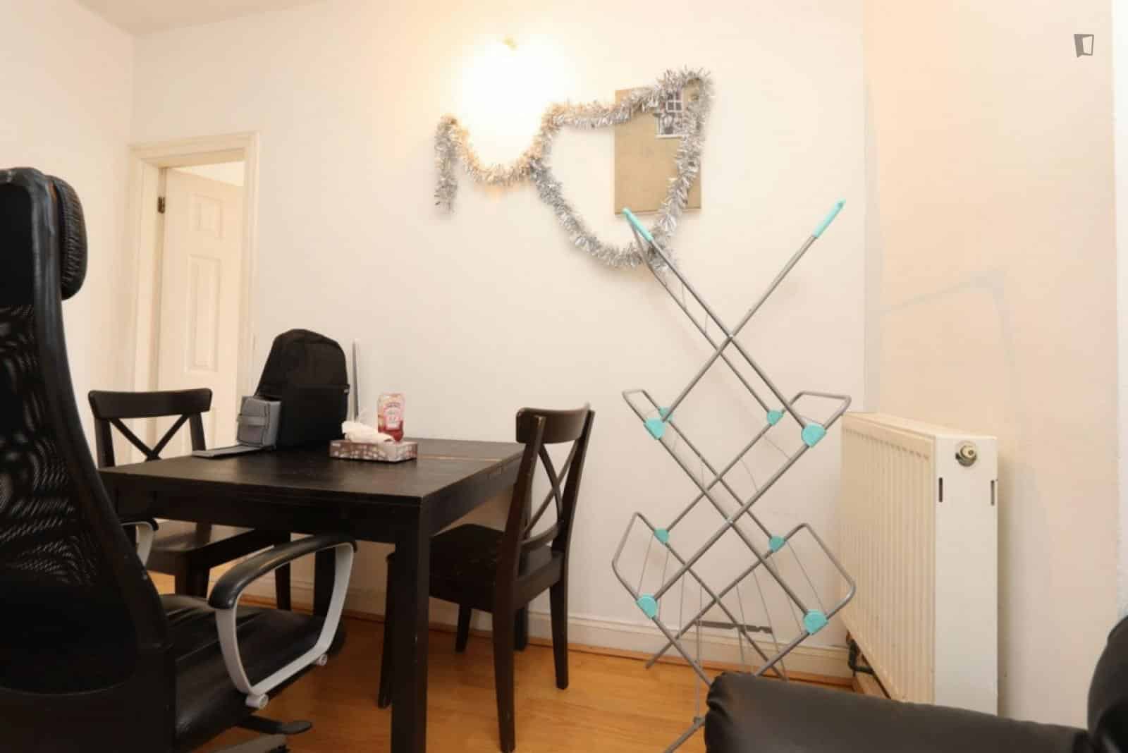 Room in a 4 Bedroom Apartment, Bethnal Grn Rd, London, E2 9QH - London, England, United Kingdom - Bedroom 2 - Amenities