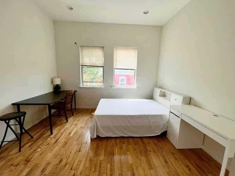 Bedroom?w=400&h=260&fit=crop&q=40&auto=format&trim=auto
