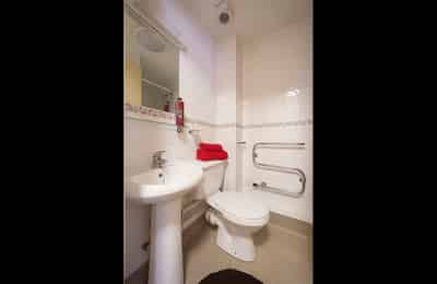 Exterior?w=400&h=260&fit=crop&q=40&auto=format&trim=auto