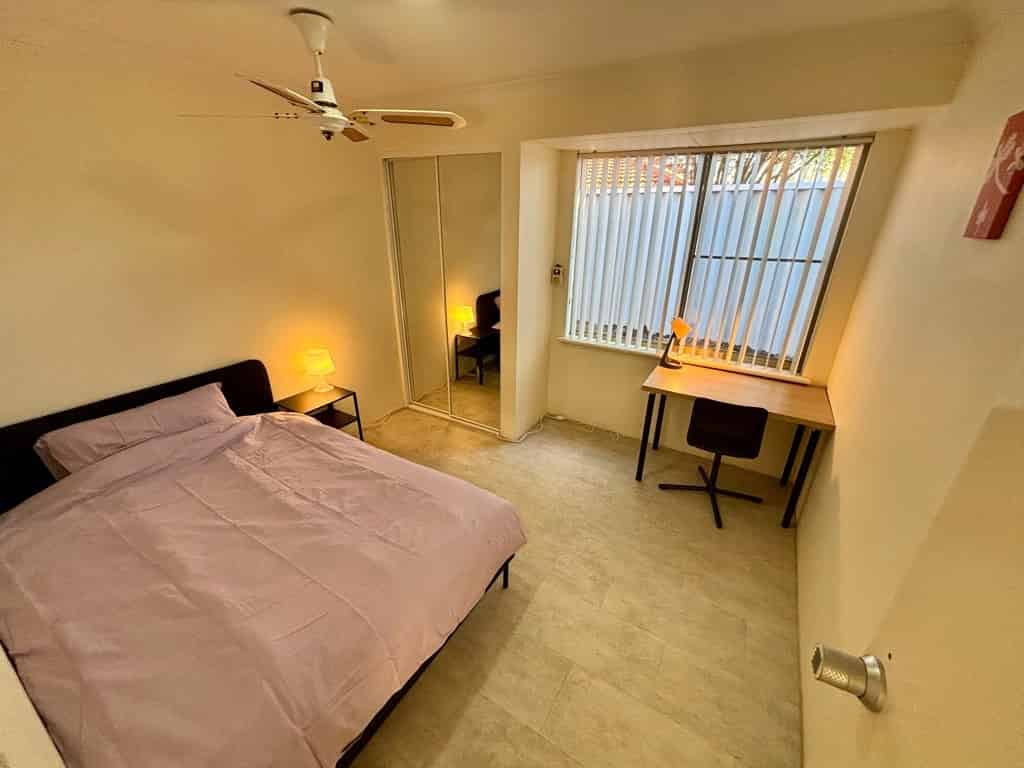 Room 6 - Bedroom?w=400&h=260&fit=crop&q=40&auto=format&trim=auto