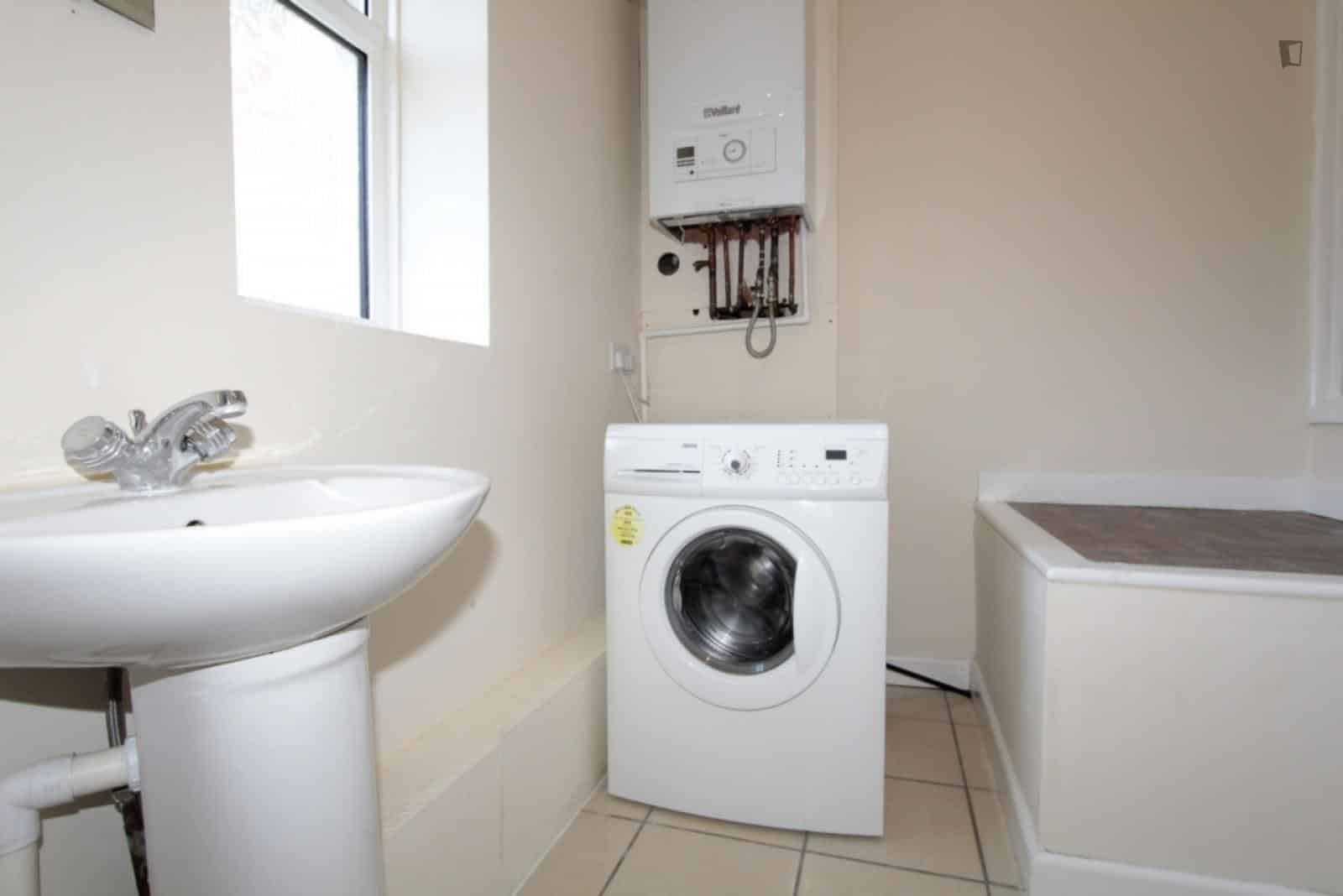5 bedroom apartment, Capstan Square - London, England, United Kingdom - Bedroom 1  - Bathroom