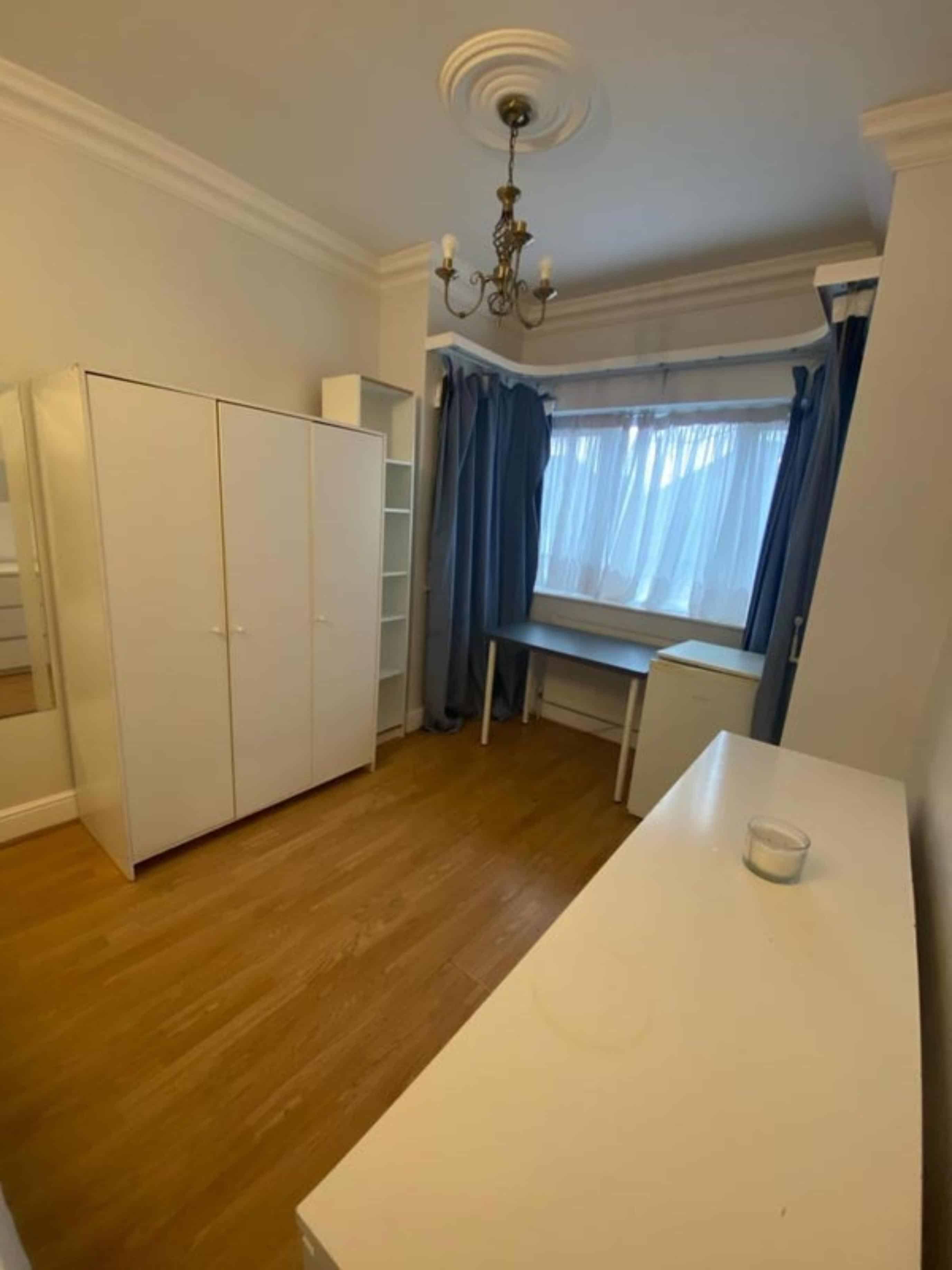8 bedroom house, Orchard Close - Northampton, England, United Kingdom - Room 2 - Amenities