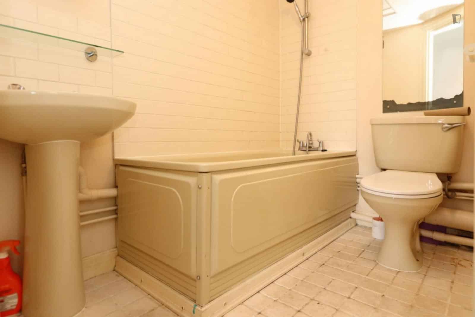 Room 1 - Bedroom?w=400&h=260&fit=crop&q=40&auto=format&trim=auto