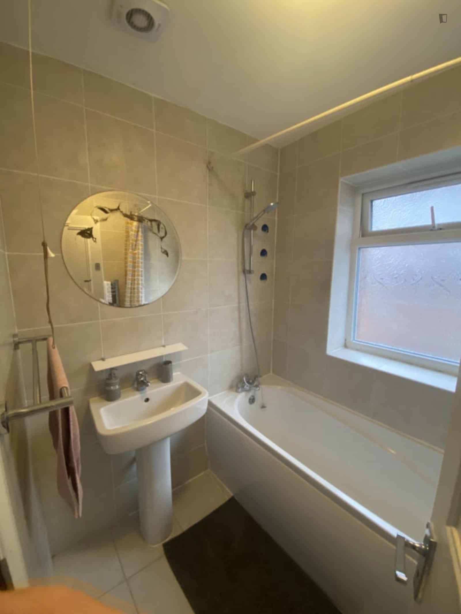 Room 1 - Bedroom?w=400&h=260&fit=crop&q=40&auto=format&trim=auto