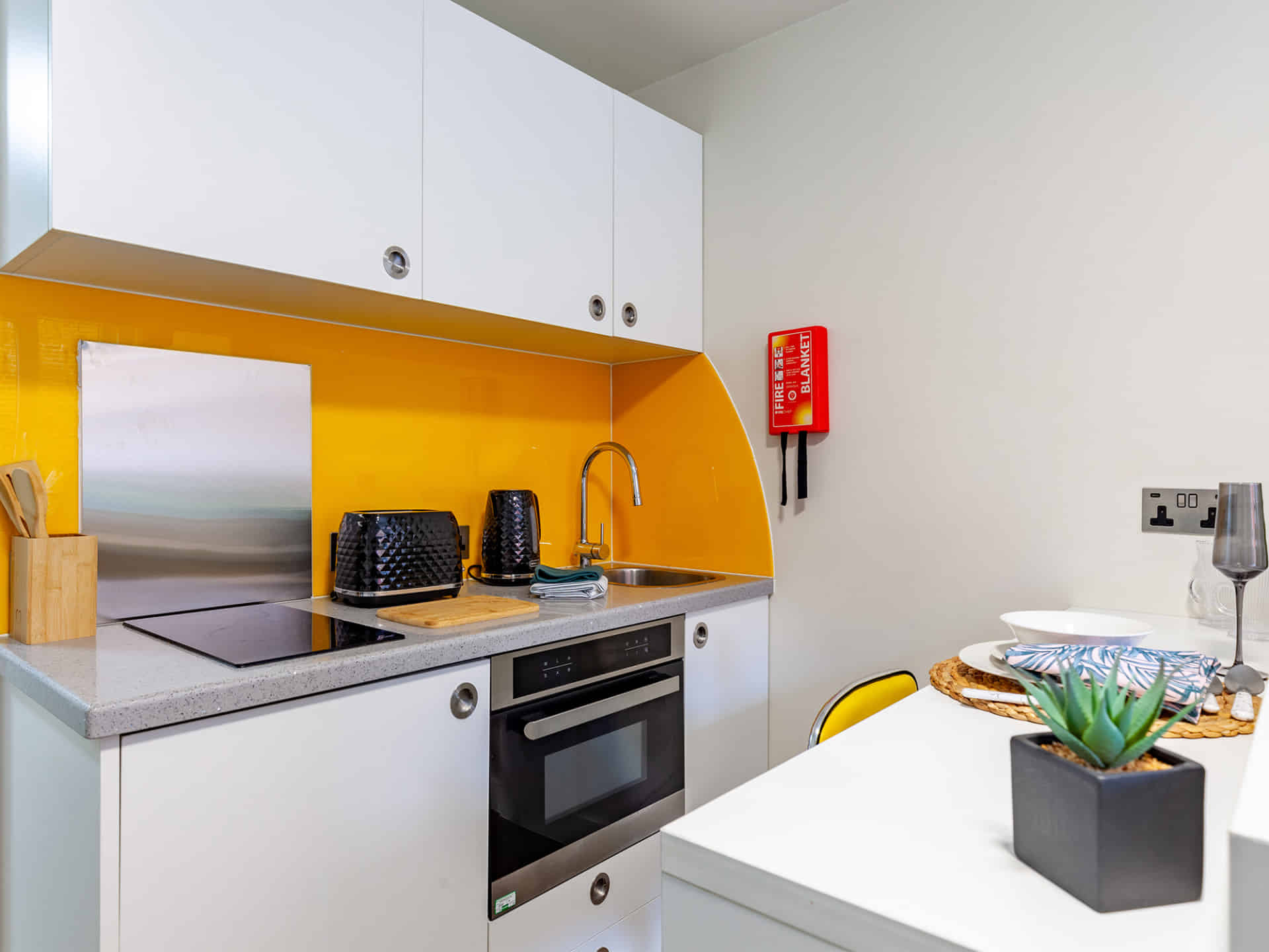 Amenities?w=400&h=260&fit=crop&q=40&auto=format&trim=auto