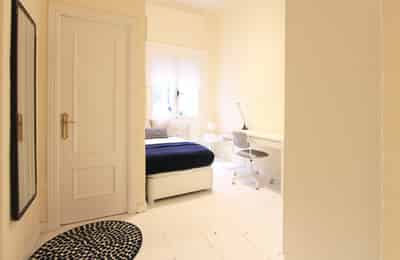 Bathroom?w=400&h=260&fit=crop&q=40&auto=format&trim=auto