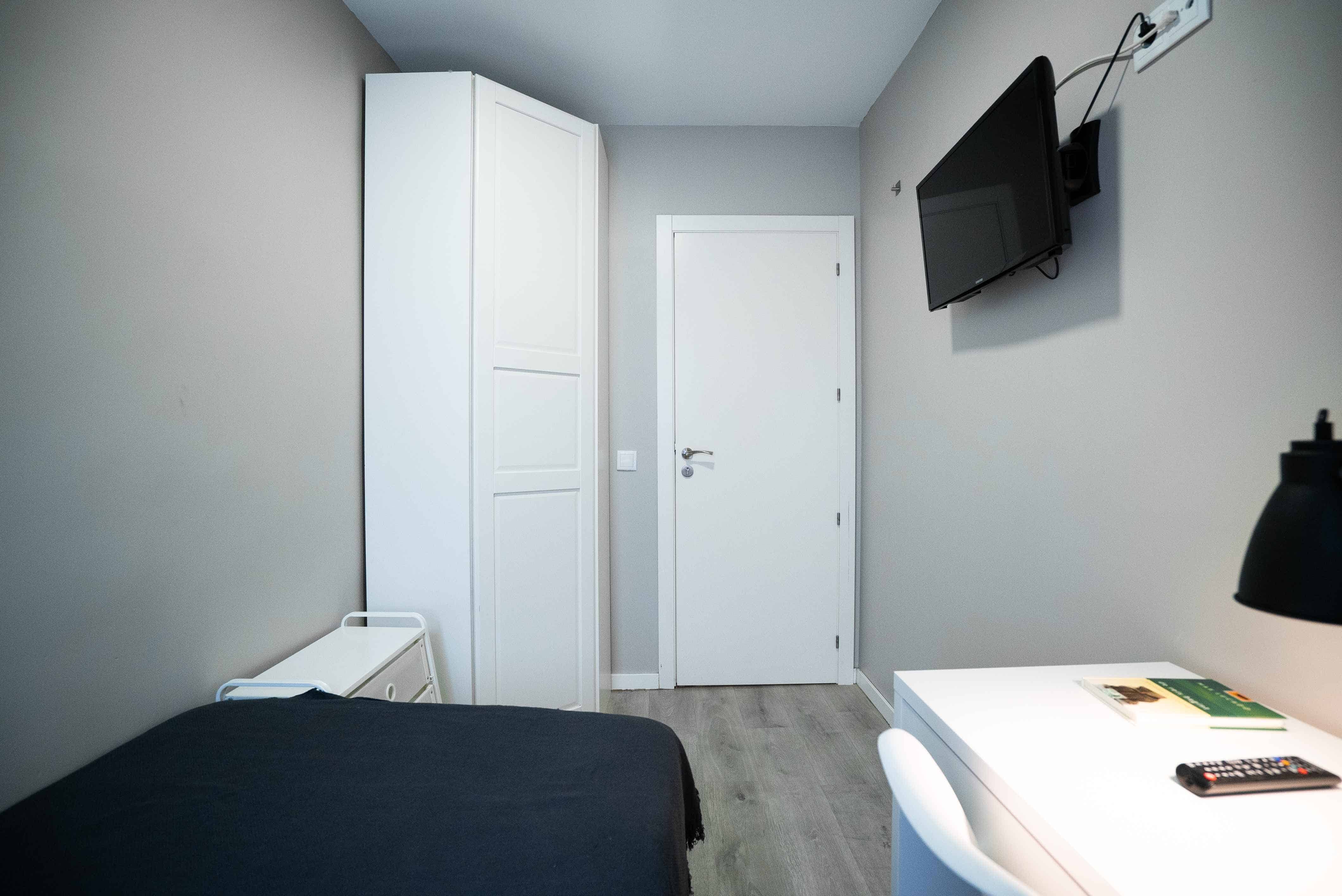 Bathroom?w=400&h=260&fit=crop&q=40&auto=format&trim=auto