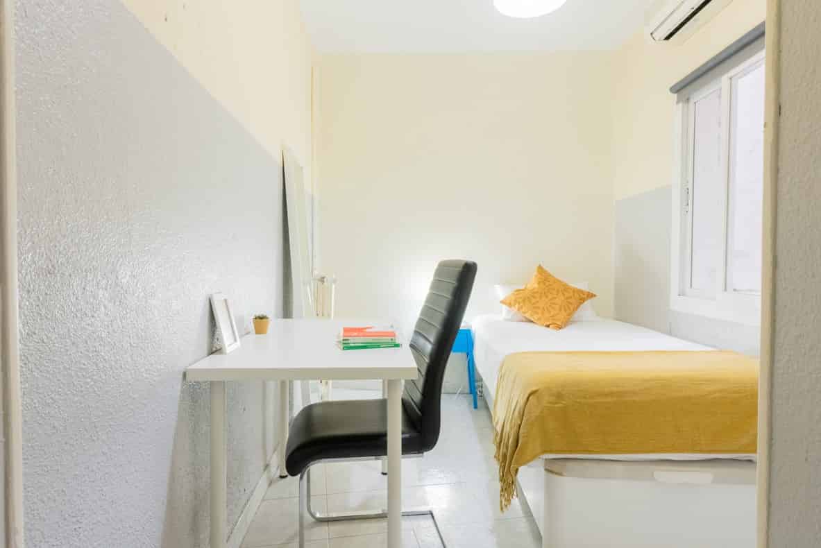 Bathroom?w=400&h=260&fit=crop&q=40&auto=format&trim=auto