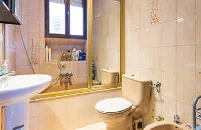 Donoso Cortes, Madrid - Madrid, Spain - Bathroom