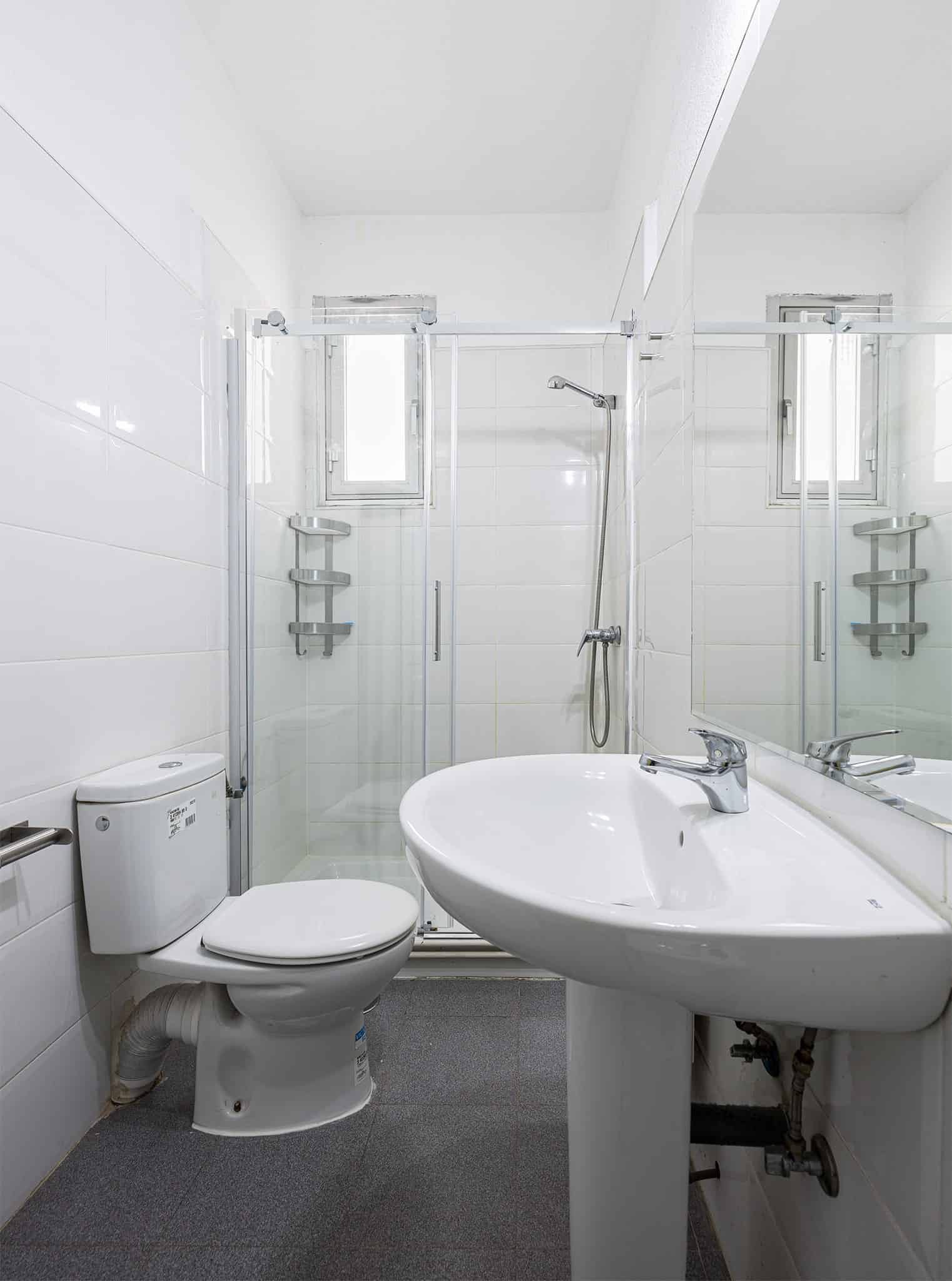 Plaza De La Marina Española, Madrid - Madrid, Spain - Bathroom