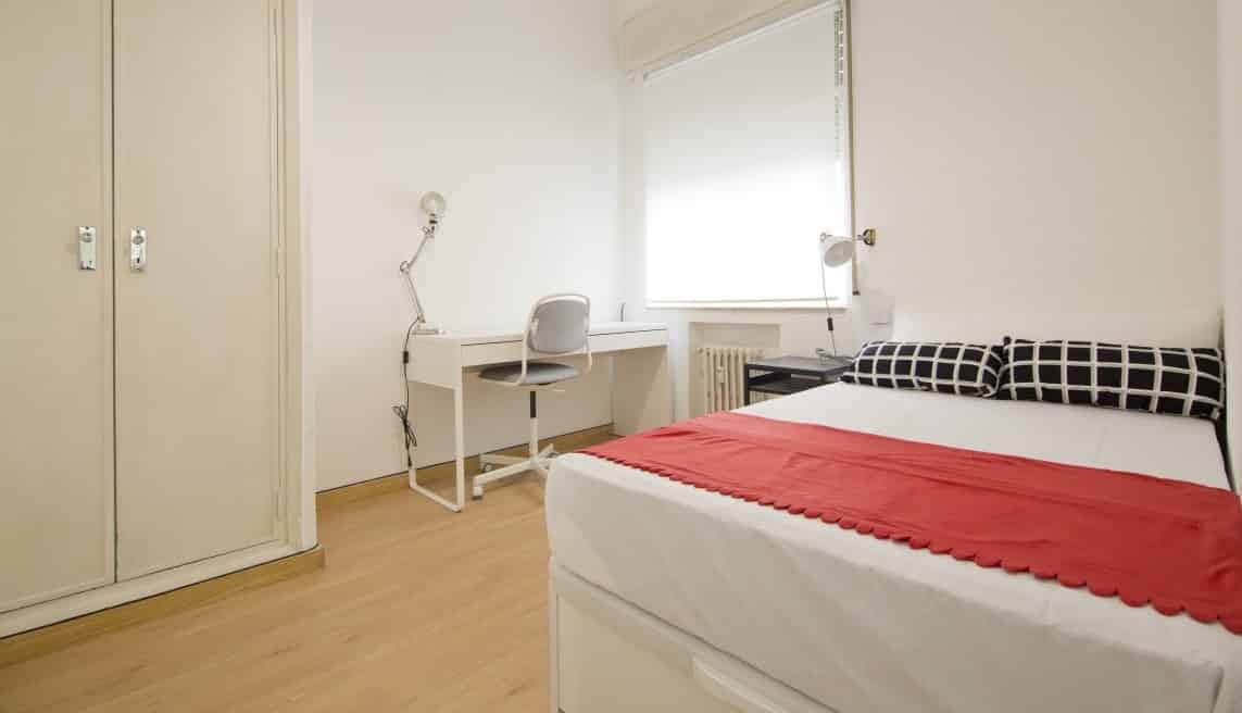 Bathroom?w=400&h=260&fit=crop&q=40&auto=format&trim=auto