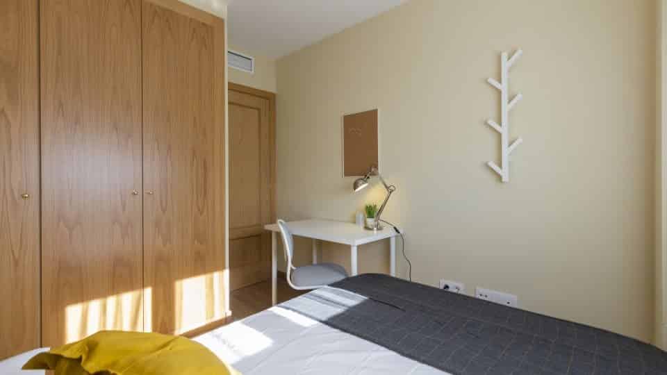Bathroom?w=400&h=260&fit=crop&q=40&auto=format&trim=auto