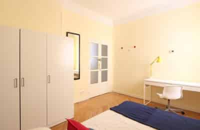 Bathroom?w=400&h=260&fit=crop&q=40&auto=format&trim=auto