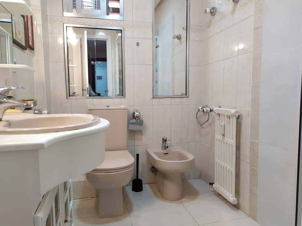 Avenida De Portugal, Madrid - Madrid, Spain - Bathroom