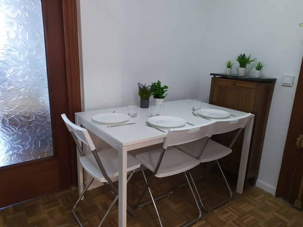 Avenida De Portugal, Madrid - Madrid, Spain - Amenities
