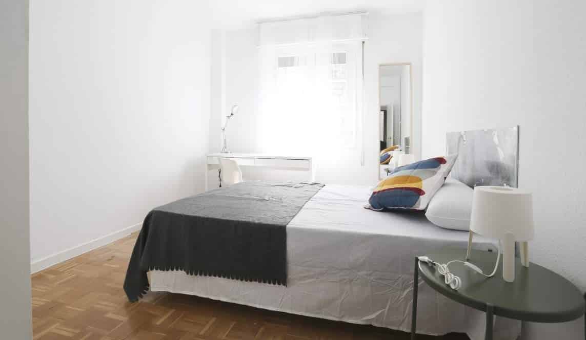 Bathroom?w=400&h=260&fit=crop&q=40&auto=format&trim=auto