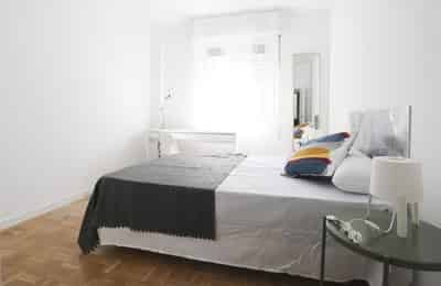 Bathroom?w=400&h=260&fit=crop&q=40&auto=format&trim=auto