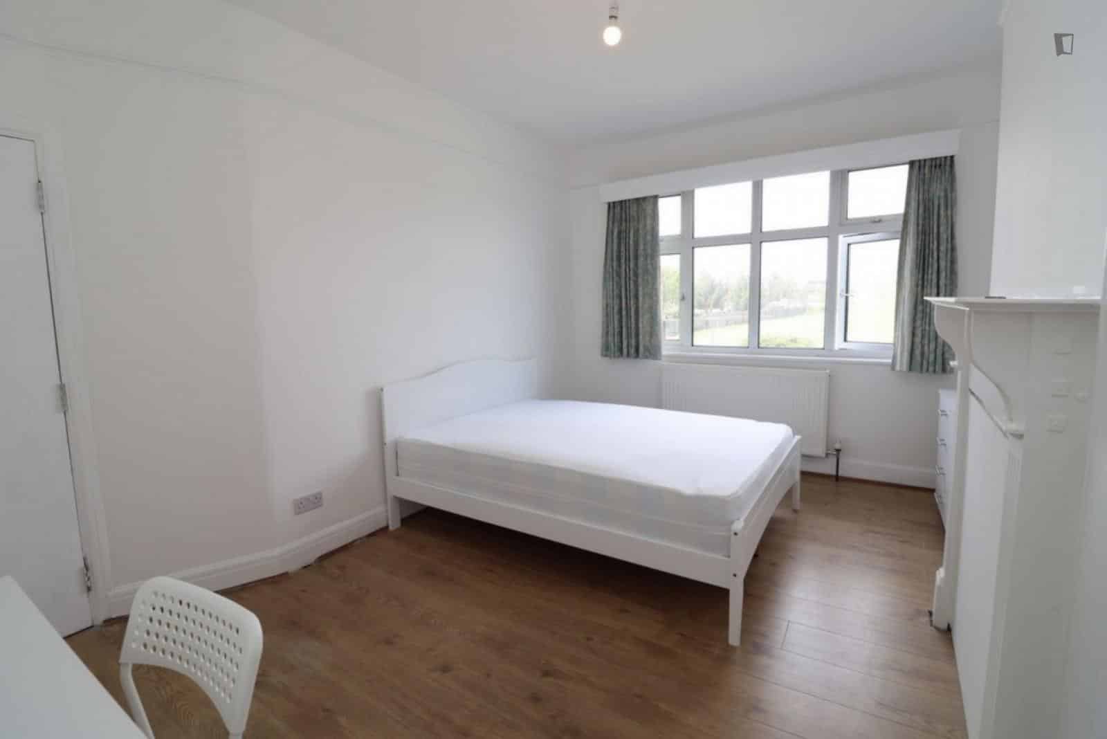 Bedroom 1  - Bathroom?w=400&h=260&fit=crop&q=40&auto=format&trim=auto