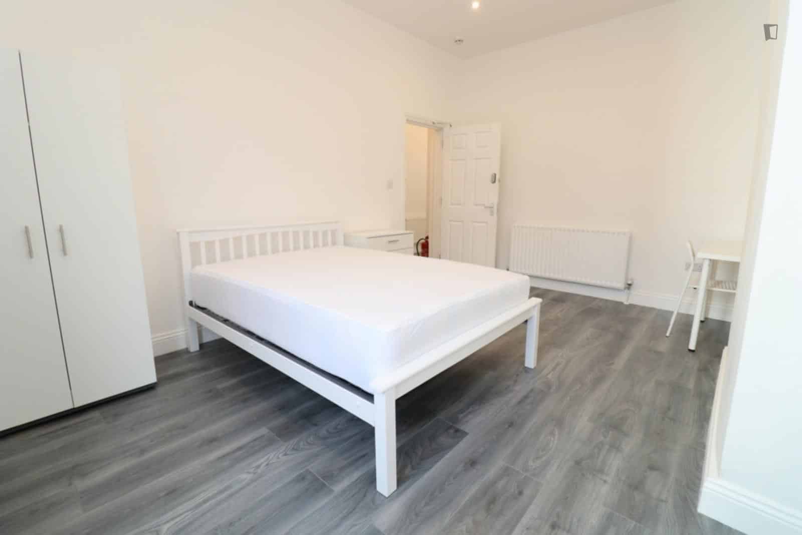 Bedroom 2 - Bathroom?w=400&h=260&fit=crop&q=40&auto=format&trim=auto