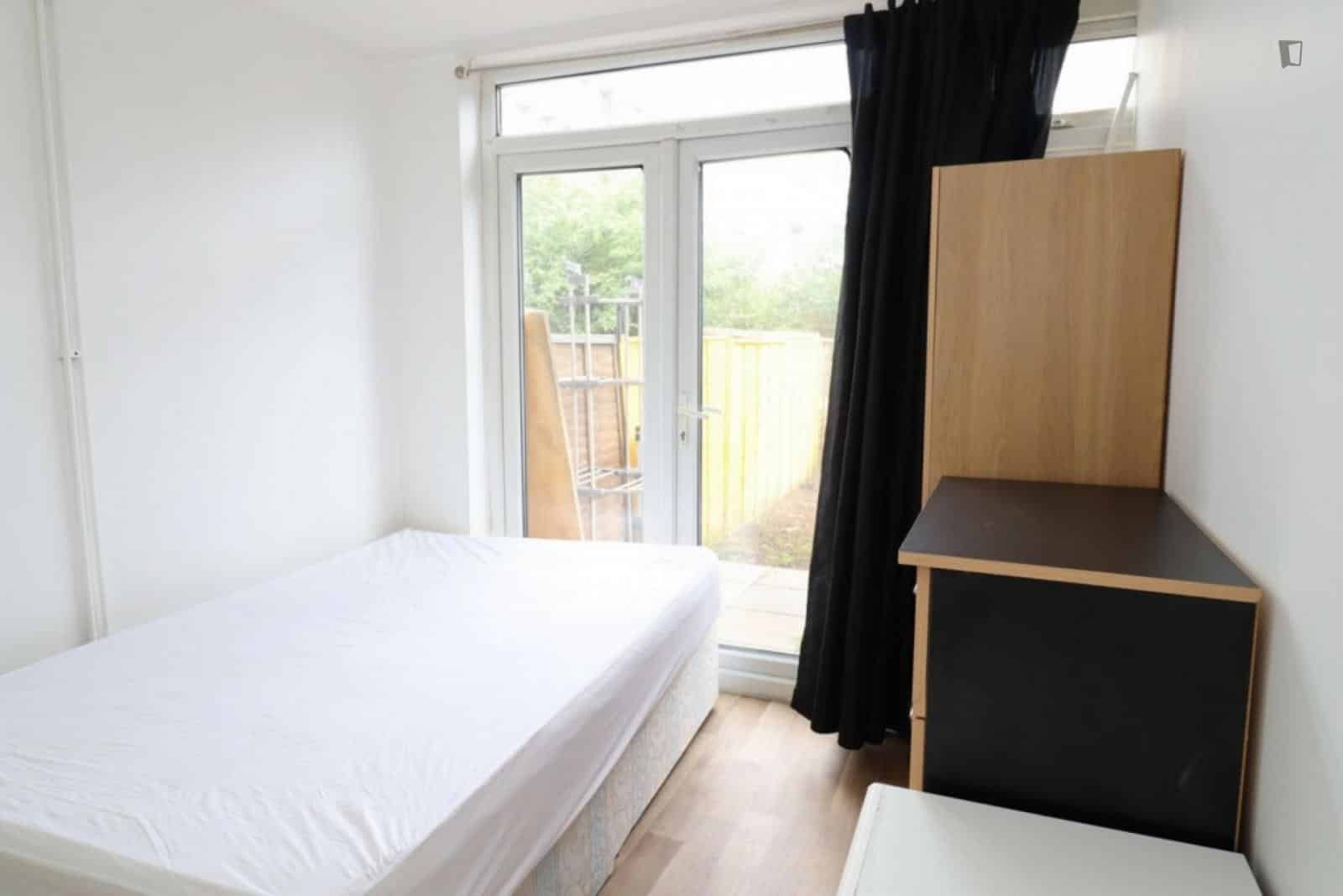 Bedroom 3 - Bathroom?w=400&h=260&fit=crop&q=40&auto=format&trim=auto