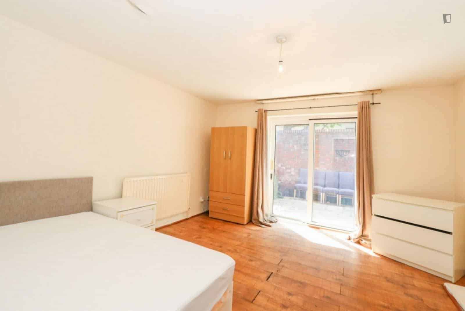 Bedroom 2 - Amenities?w=400&h=260&fit=crop&q=40&auto=format&trim=auto