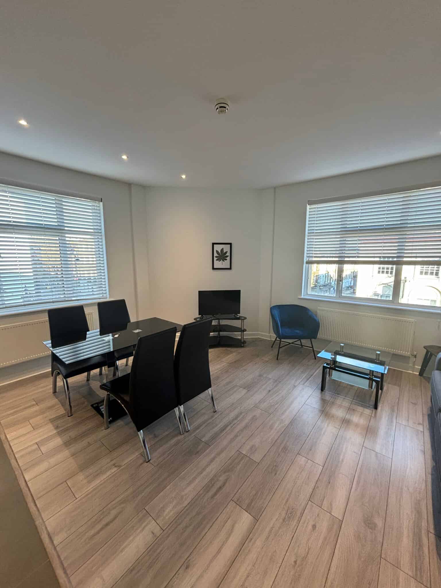 1 Bedroom Apartment - Bathroom?w=400&h=260&fit=crop&q=40&auto=format&trim=auto