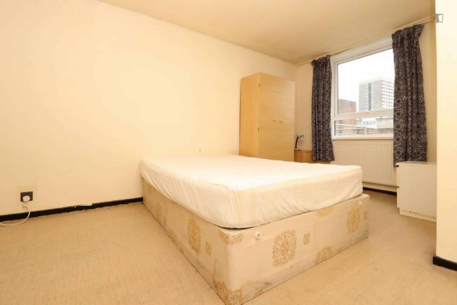 Bedroom 1  - Bathroom?w=400&h=260&fit=crop&q=40&auto=format&trim=auto
