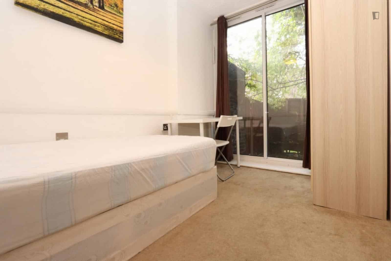 Bedroom 1  - Bathroom?w=400&h=260&fit=crop&q=40&auto=format&trim=auto