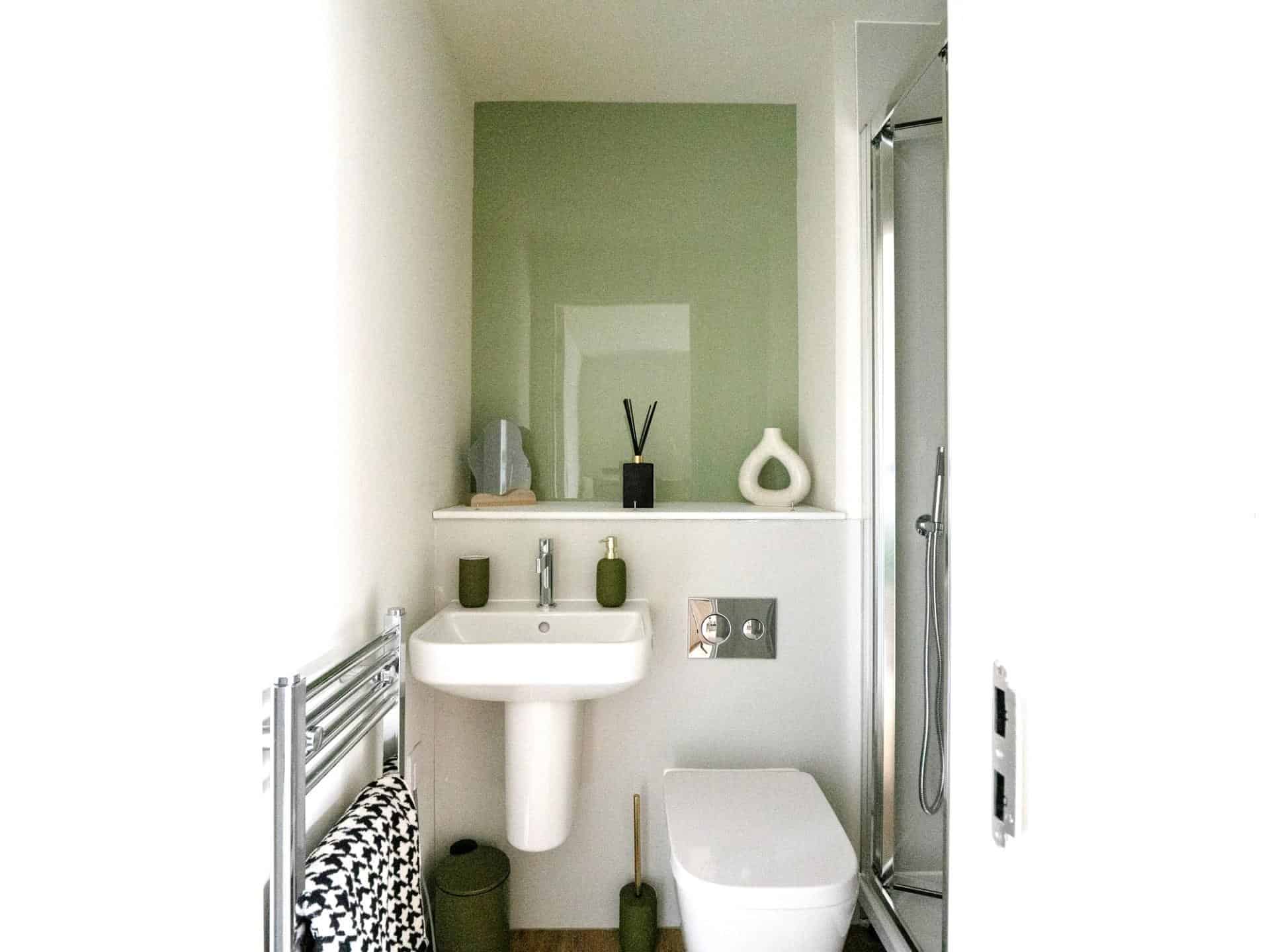 Classic Studio - Bedroom?w=400&h=260&fit=crop&q=40&auto=format&trim=auto