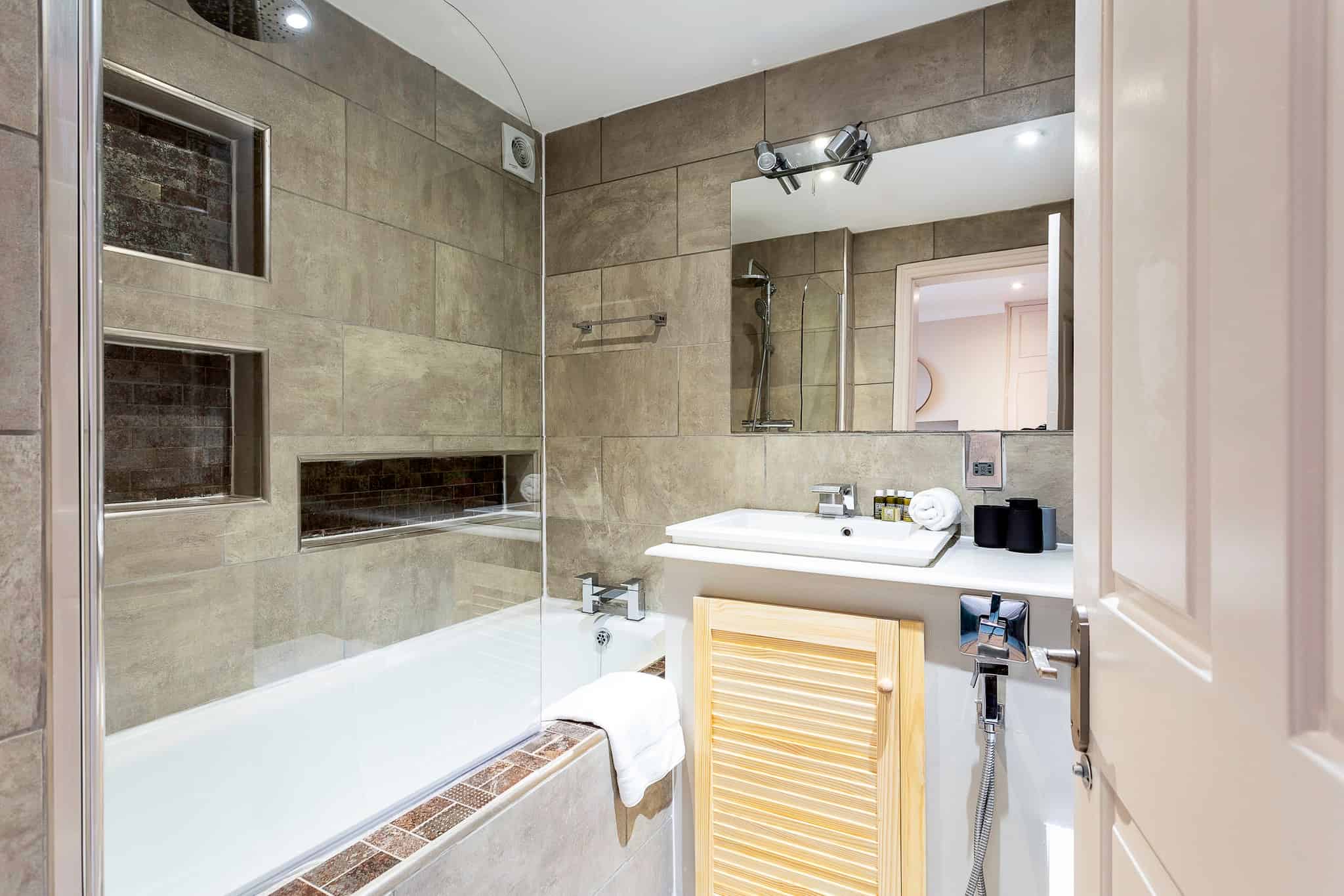 Amenities?w=400&h=260&fit=crop&q=40&auto=format&trim=auto