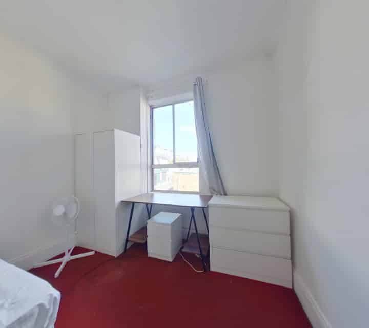 Common Area?w=400&h=260&fit=crop&q=40&auto=format&trim=auto