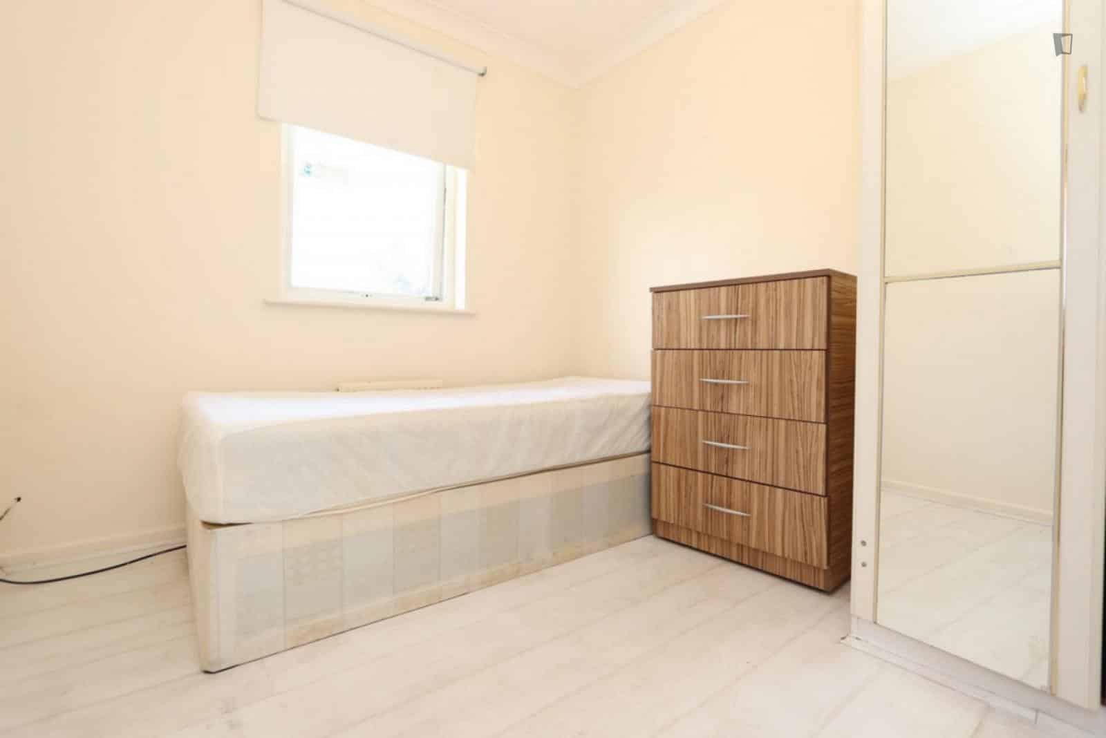 Bedroom 1  - Bathroom?w=400&h=260&fit=crop&q=40&auto=format&trim=auto