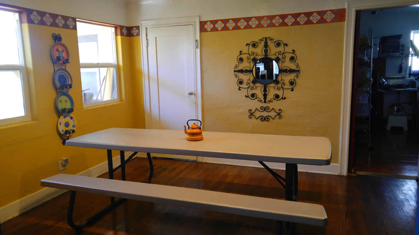 2369 Greenfield Avenue, Los Angeles - Los Angeles, California, United States - Private Room with A Shared Bath - Common Area
