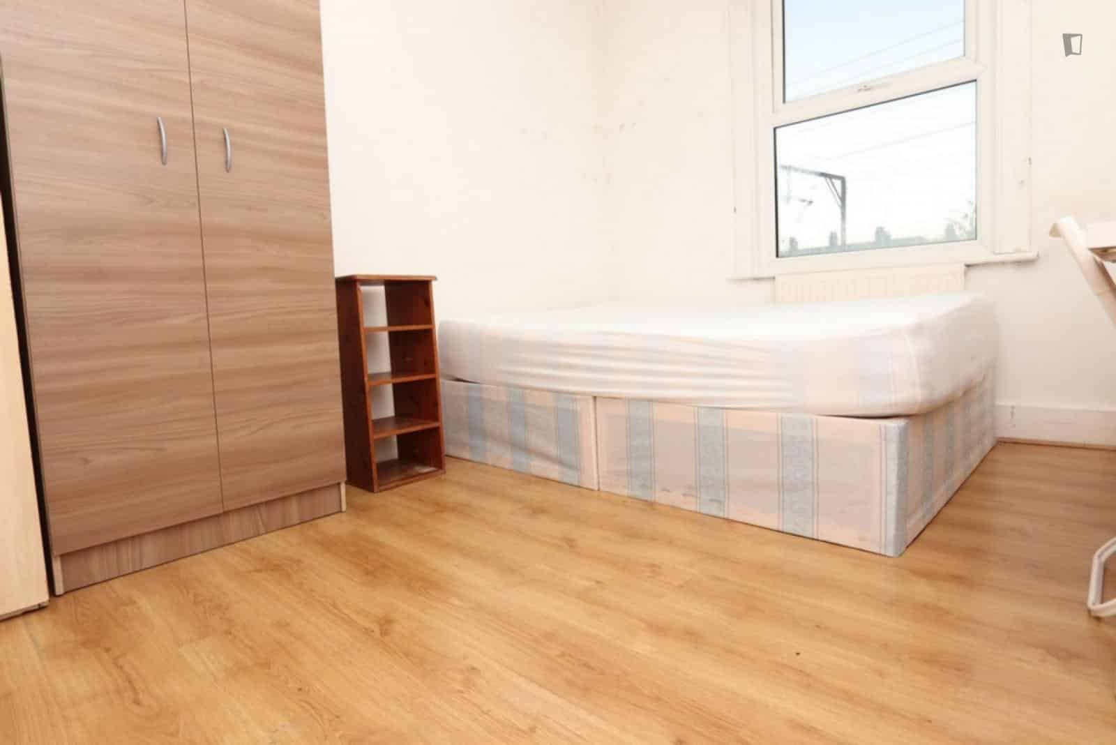 Bedroom 2 - Bathroom?w=400&h=260&fit=crop&q=40&auto=format&trim=auto