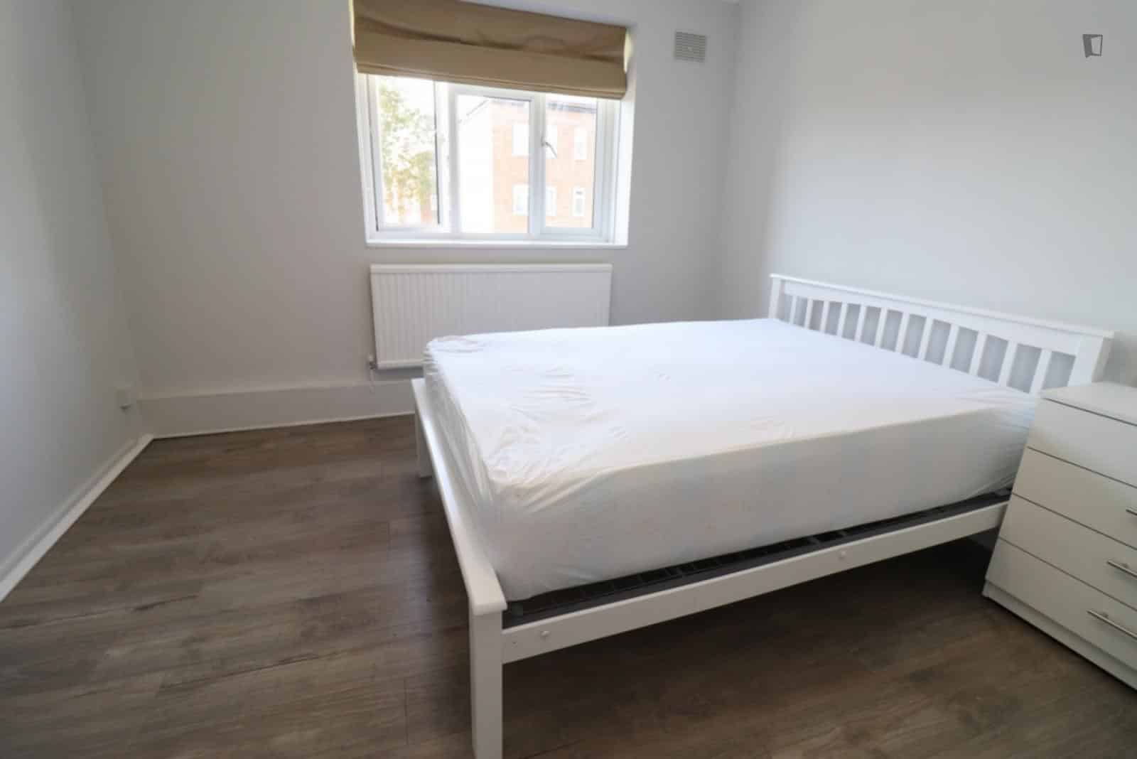 Room 1 - Bedroom?w=400&h=260&fit=crop&q=40&auto=format&trim=auto