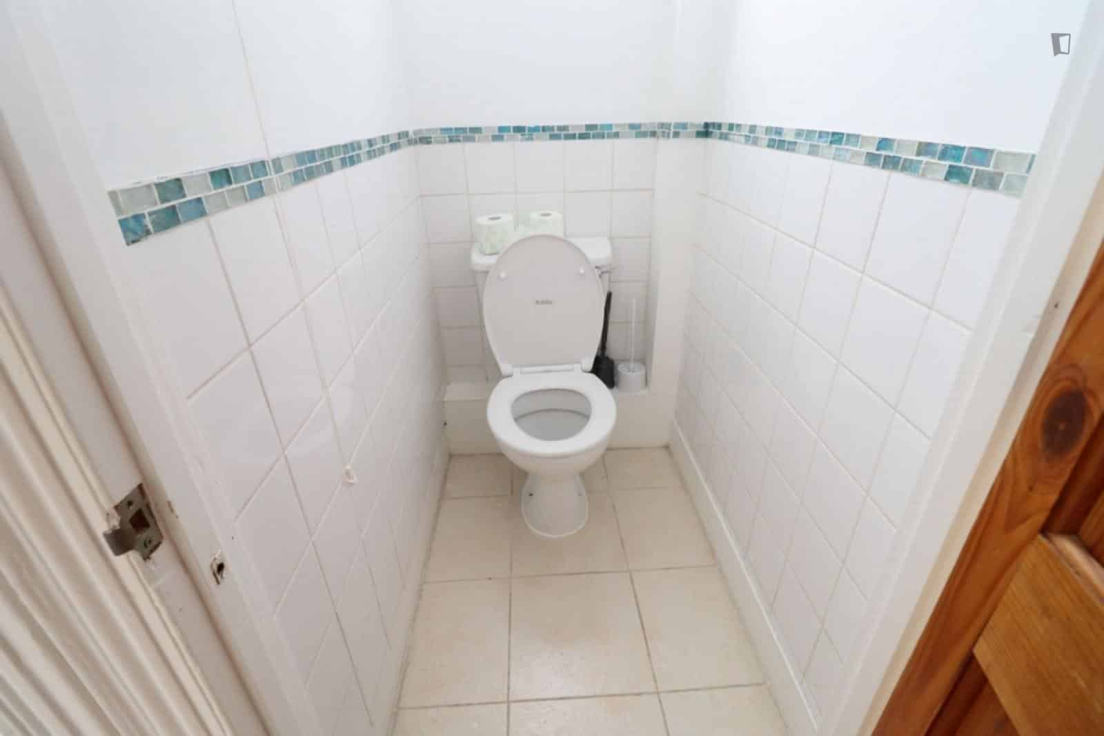 6 bedroom apartment, Albacore Crescent - London, England, United Kingdom - Bedroom 4 - Bathroom